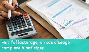 Portraits de deux femmes sur fond bleu numérique avec circuits : L'IA est-elle un bon collègue de travail ? Le rôle clé des RH pour un binôme salarié-IA fluide